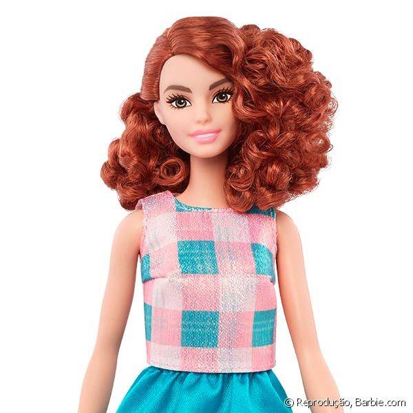 O tom de pêssego é perfeito para destacar a pele das ruivas, como mostra esta boneca Barbie de cabelos vermelhos e cacheados